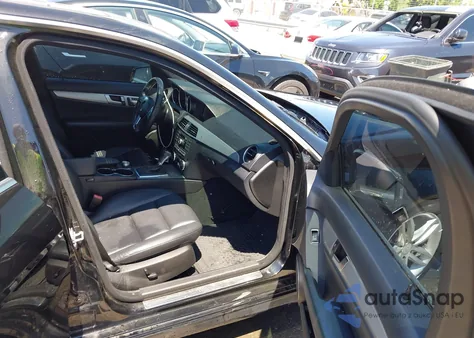 2013 Mercedes-Benz C 300 Luxury 4Matic/Sport 4Matic z USA, uszkodzony, nr VIN WDDGF8ABXDR281372